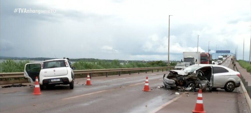 batida-entre-carros-deixa-transito-lento-na-ponte-que-liga-palmas-e-luzimangues