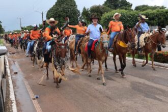 amelio-cayres-prestigia-festividades-de-aniversario-de-carrasco-bonito