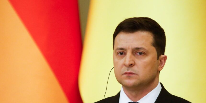 “devemos-alcancar-a-paz-pela-forca”,-diz-zelensky-no-3o-ano-em-guerra