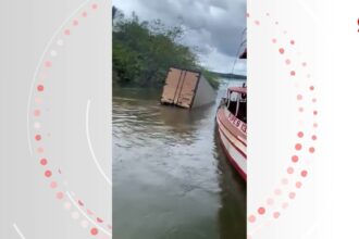 video:-caminhao-com-problemas-mecanicos-afunda-em-rio-quando-tentava-entrar-em-balsa-para-travessia-entre-to-e-ma