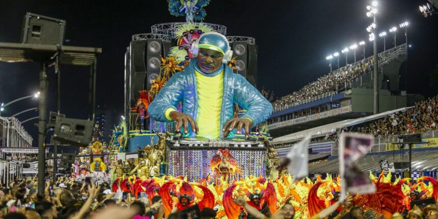 afoxe-filhos-da-coroa-de-dada-abre-segundo-dia-de-desfiles-em-sp