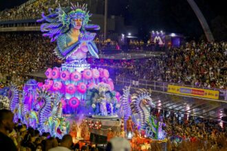 sete-escolas-de-samba-abrem-os-desfiles-no-sambodromo-do-anhembi