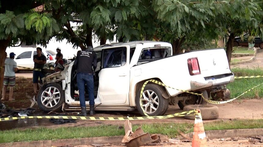 motorista-de-caminhonete-morre-apos-bater-na-traseira-de-caminhao-e-ficar-preso-as-ferragens