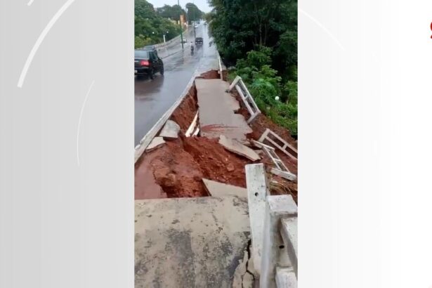 video:-calcada-de-avenida-desaba-apos-chuvas-fortes-e-trecho-e-interditado