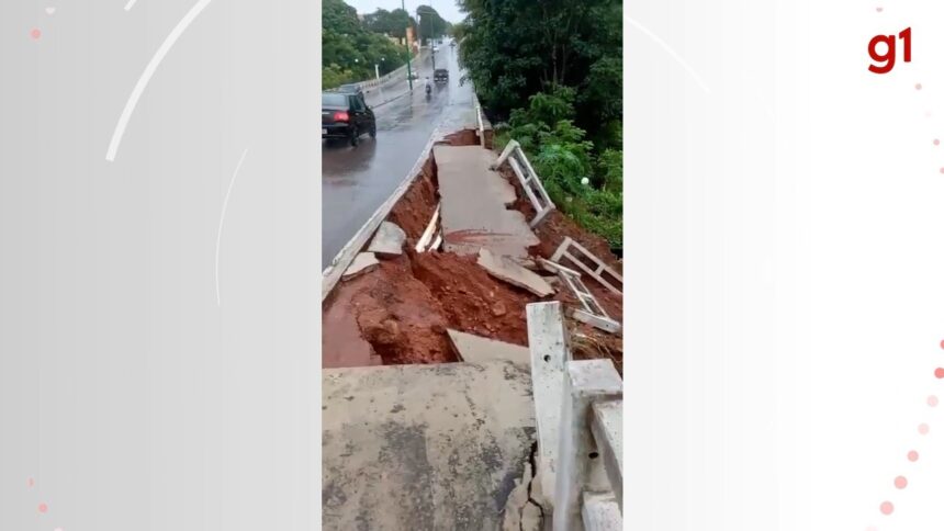 video:-calcada-de-avenida-desaba-apos-chuvas-fortes-e-trecho-e-interditado