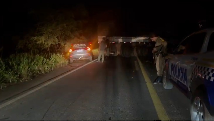 carreta-fica-‘presa’-em-serra-e-deixa-transito-bloqueado-por-aproximadamente-12h-na-to-080