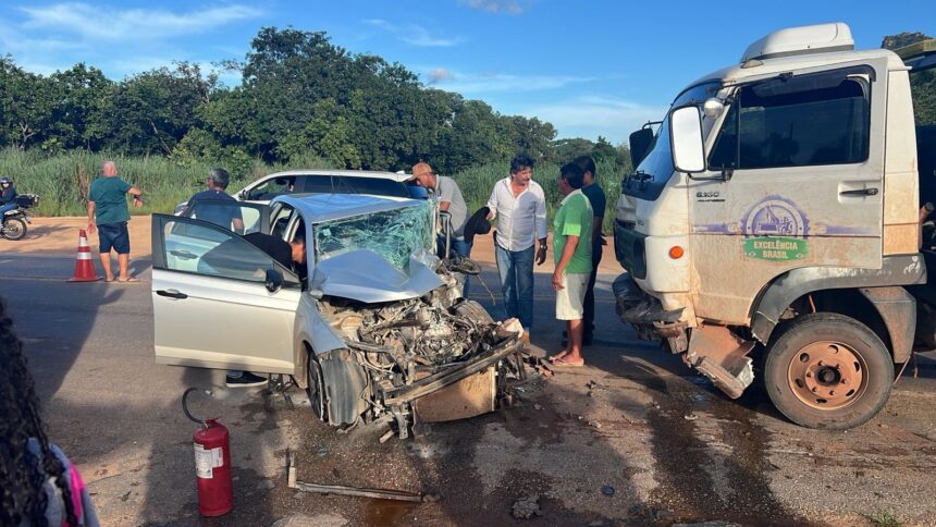 acidente-entre-carro-e-caminhao-deixa-duas-mulheres-feridas-na-to-010