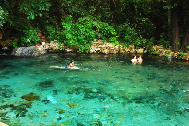 serras-gerais:-praias-cristalinas-e-cachoeiras-atraem-turistas-para-‘recarregar-as-energias’-no-carnaval