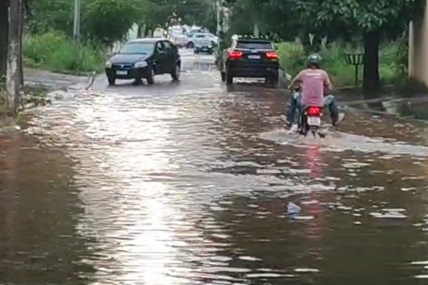 motoristas-enfrentam-ruas-e-avenidas-alagadas-apos-forte-chuva-em-araguaina;-veja-video