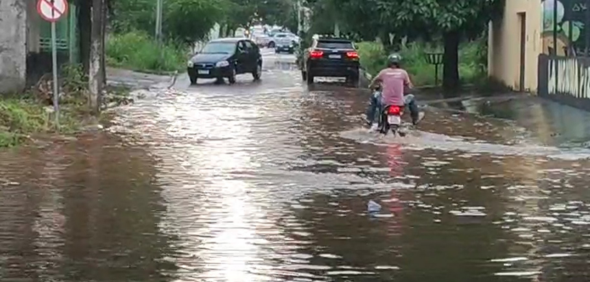 motoristas-enfrentam-ruas-e-avenidas-alagadas-apos-forte-chuva-em-araguaina;-veja-video