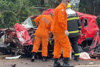 policial-penal,-mae-e-avo-morrem-em-acidente-entre-carro-e-caminhao-na-br-153