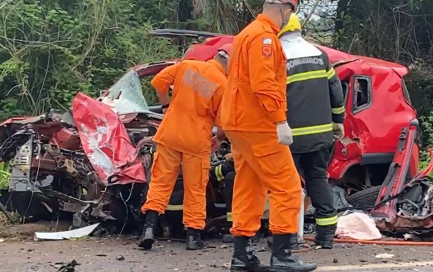 policial-penal,-mae-e-avo-morrem-em-acidente-entre-carro-e-caminhao-na-br-153