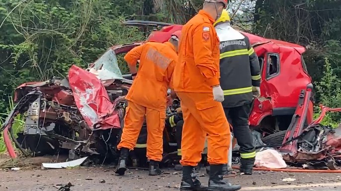 policial-penal,-mae-e-avo-morrem-em-acidente-entre-carro-e-caminhao-na-br-153