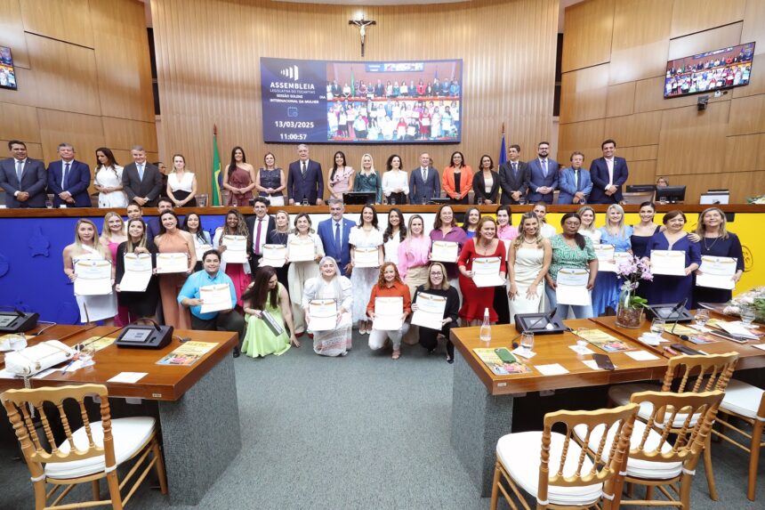 em-solenidade-na-aleto,-deputados-homenageiam-26-mulheres-com-diploma-mulher-cidada