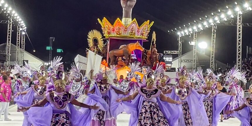 desfile-de-escolas-de-samba-reafirma-tradicao-popular-no-rs