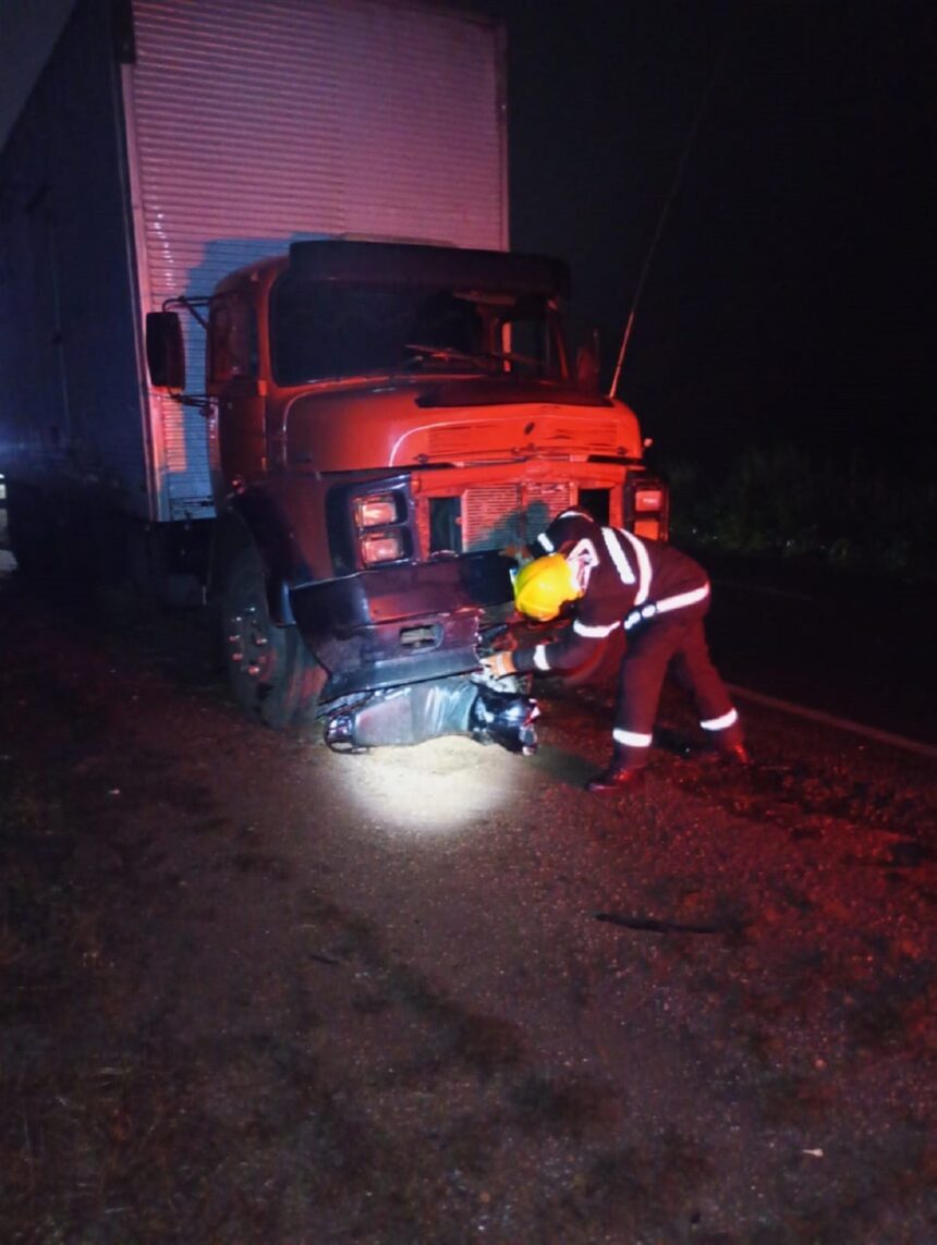 motociclista-morre-carbonizado-ao-bater-de-frente-com-caminhao-que-tentava-fazer-ultrapassagem-na-to-080,-diz-policia