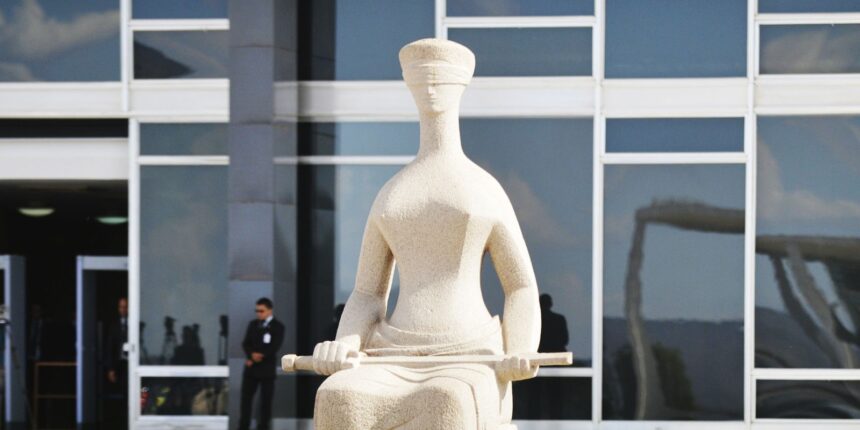 defesa-de-filipe-martins-recorre-de-multa-por-postagem-de-advogado