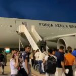 aviao-com-96-brasileiros-deportados-dos-eua-chega-ao-brasil