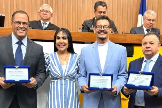 em-sessao-solene-ao-dia-do-evangelico,-deputada-janad-valcari-homenageia-tres-pastores-na-assembleia