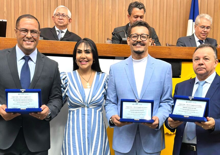 em-sessao-solene-ao-dia-do-evangelico,-deputada-janad-valcari-homenageia-tres-pastores-na-assembleia