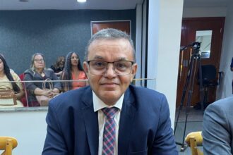 valdemar-junior-homenageia-pastor-durante-sessao-solene-em-comemoracao-ao-dia-do-evangelico