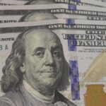 dolar-cai-pela-sexta-vez-seguida-e-fecha-em-r$-5,68