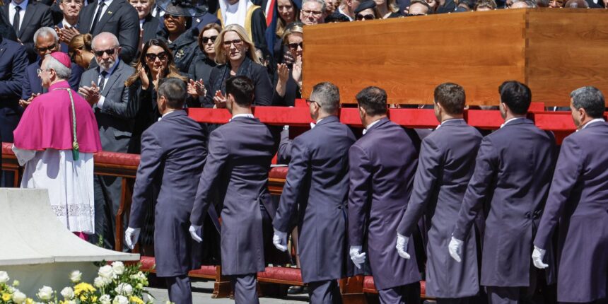 no-vaticano,-lula-diz-que-papa-fez-historia-ao-combater-desigualdades