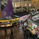 apos-um-ano,-centro-de-porto-alegre-tenta-virar-pagina-das-inundacoes