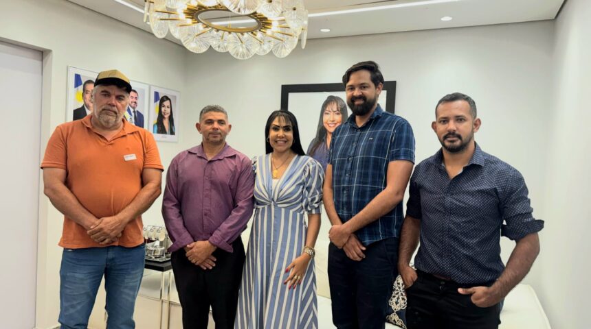 reunida-com-os-vereadores-robson-candido-e-rillsen-fagundes,-janad-recebe-projeto-de-piscicultura