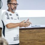 ex-auxiliar-de-tite,-cleber-xavier-debuta-como-tecnico-no-santos