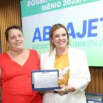 claudia-lelis-recebe-titulo-de-“amiga-da-abrajet-2025”-e-reafirma-compromisso-com-o-turismo
