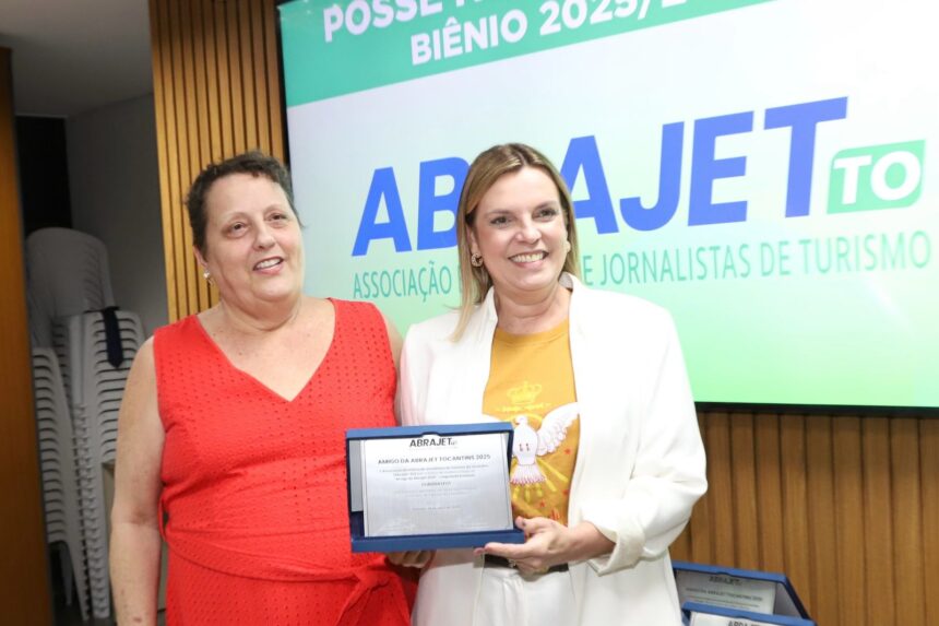 claudia-lelis-recebe-titulo-de-“amiga-da-abrajet-2025”-e-reafirma-compromisso-com-o-turismo
