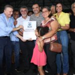 deputados-participam-de-entrega-de-titulos-de-moradia-no-aureny-i