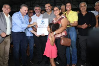 deputados-participam-de-entrega-de-titulos-de-moradia-no-aureny-i