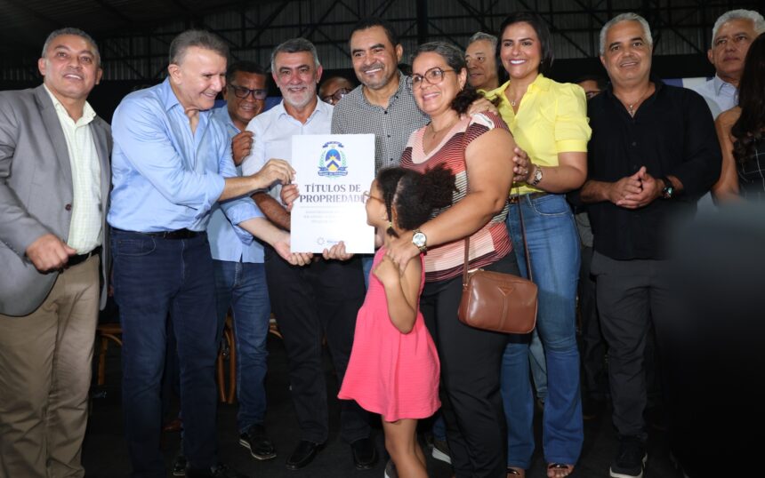 deputados-participam-de-entrega-de-titulos-de-moradia-no-aureny-i