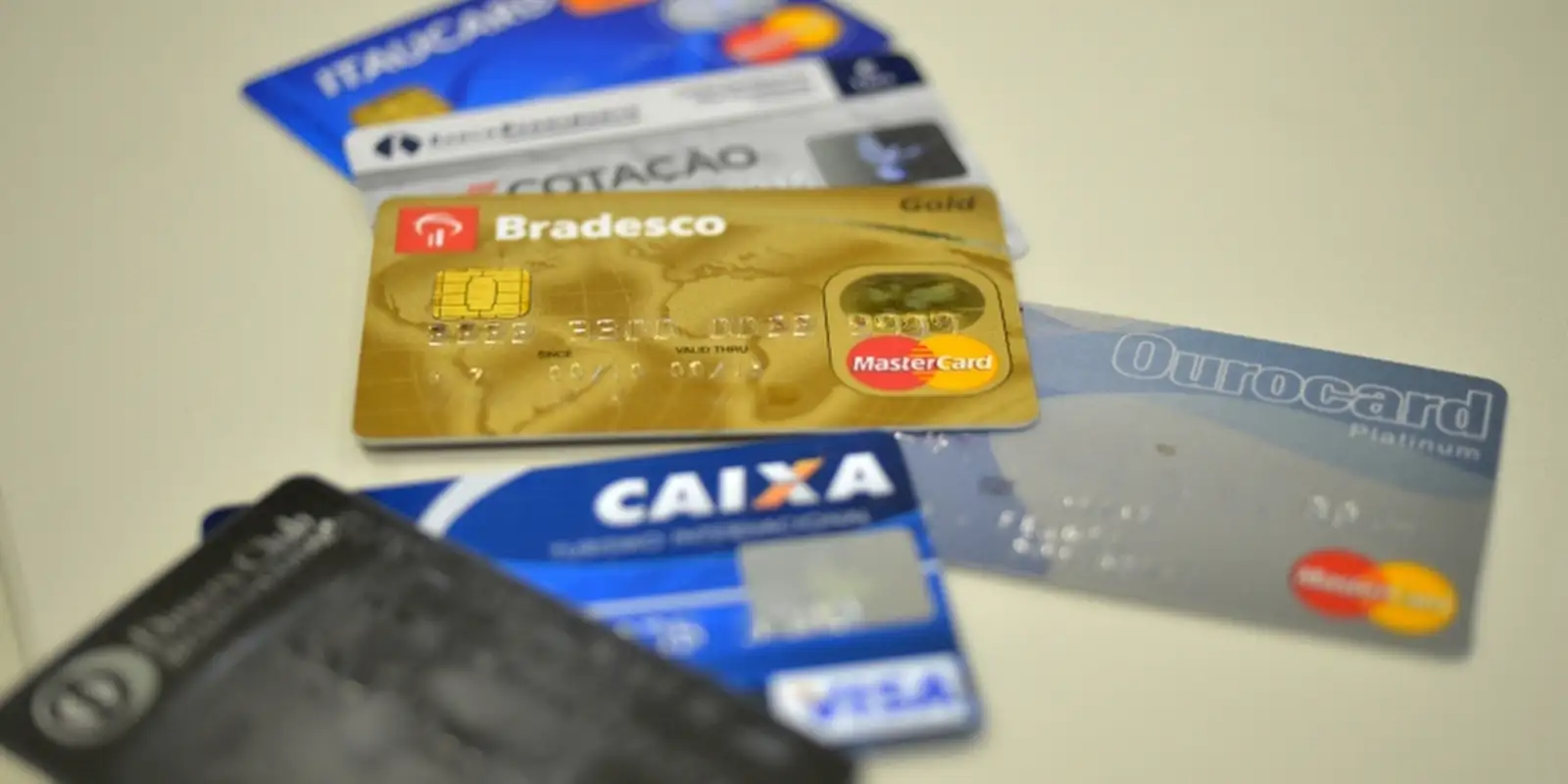 juros-do-cartao-de-credito-rotativo-avancam-e-chegam-a-445%-ao-ano