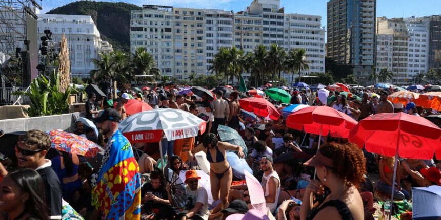 fas-de-lady-gaga-acampam-nas-areias-de-copacabana-para-ver-show
