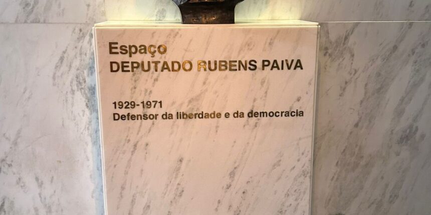 ato-contra-pl-da-anistia-e-realizado-em-frente-a-busto-de-rubens-paiva