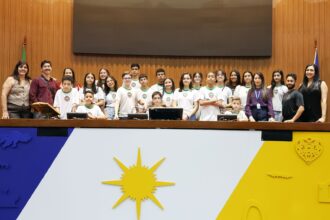 projeto-visita-guiada-apresenta-o-legislativo-a-estudantes-do-itop