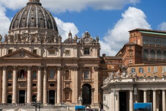 vaticano-registra-fumaca-branca;-novo-papa-e-eleito