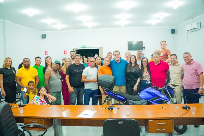 deputado-dr.-danilo-alencar-faz-doacao-de-motocicleta-para-associacao-comercial-de-caseara