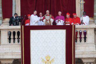 papa-leao-xiv-pede-paz-e-lembra-francisco:-“ajudem-a-construir-pontes”