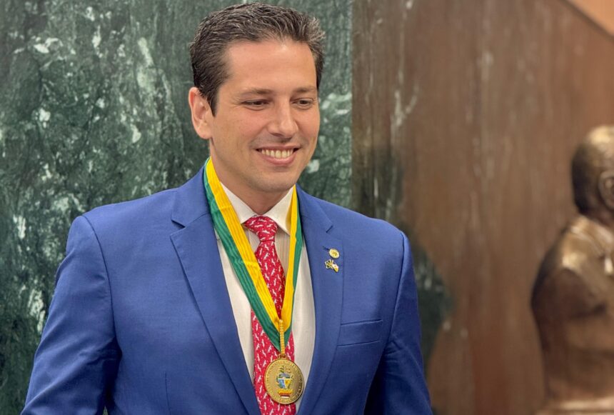 olyntho-recebe-a-mais-alta-honraria-concedida-pelo-legislativo-de-go