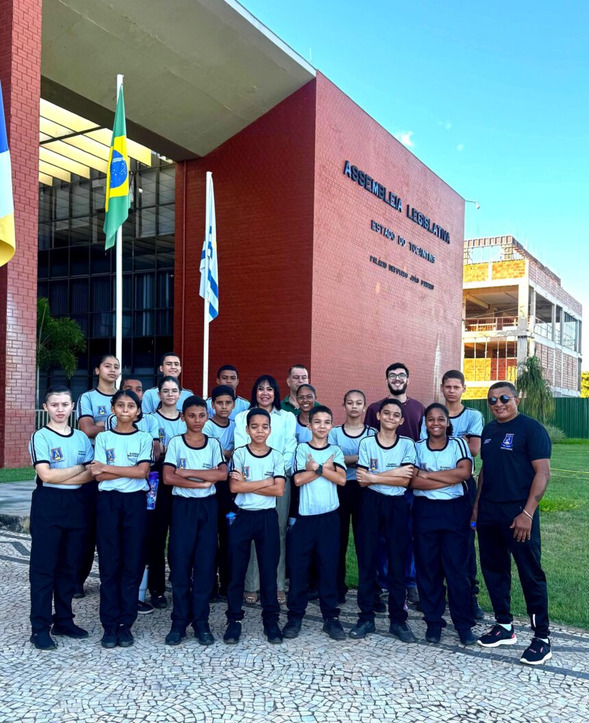 assembleia-vai-a-escola:-deputada-janad-valcari-recebe-alunos-da-escola-civico-militar-vila-uniao