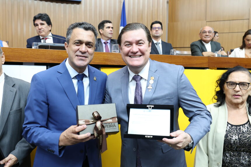 cardiologista-e-homenageado-pelo-deputado-luciano-oliveira-em-sessao-solene-que-comemorou-os-36-anos