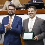 na-solenidade-dos-36-anos-da-capital,-mantoan-presta-homenagem-ao-arquiteto-giovanni-assis