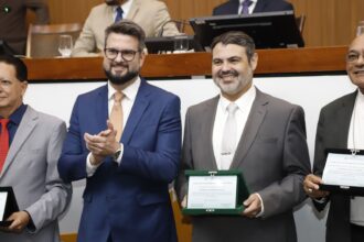 na-solenidade-dos-36-anos-da-capital,-mantoan-presta-homenagem-ao-arquiteto-giovanni-assis