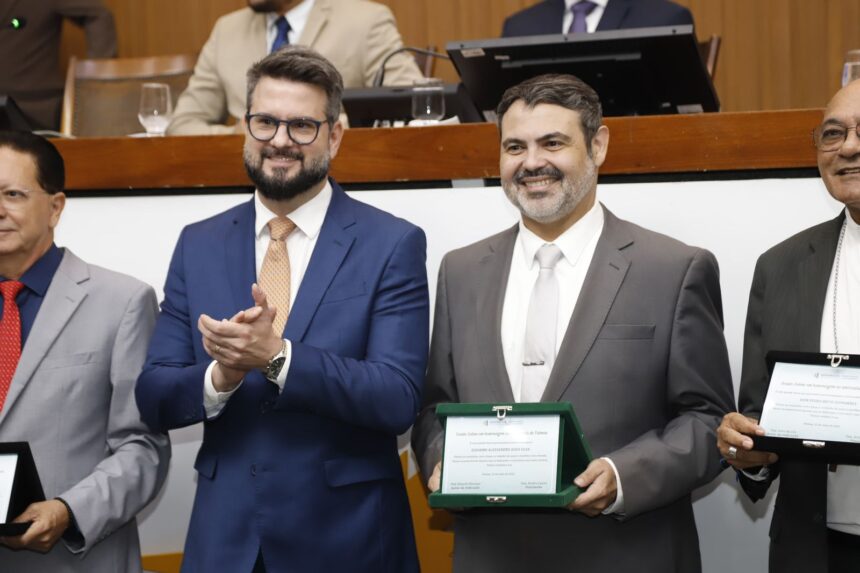 na-solenidade-dos-36-anos-da-capital,-mantoan-presta-homenagem-ao-arquiteto-giovanni-assis