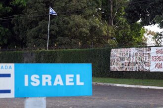 israel-fecha-embaixada-e-consulado-no-brasil-apos-ataque-ao-ira