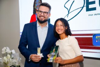 mantoan-apoia-lancamento-do-livro-“minha-vida-e-um-projeto-de-deus”,-de-amanda-cremosinho